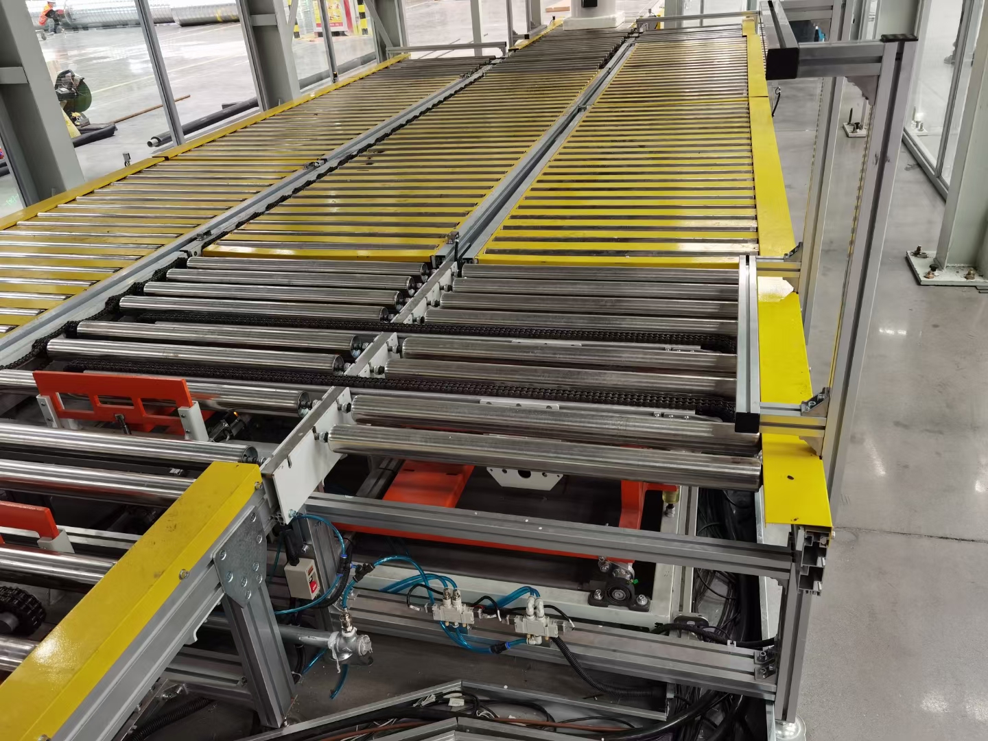 移栽滾筒輸送機(jī)，青島樂(lè)途行工業(yè)設(shè)備有限公司